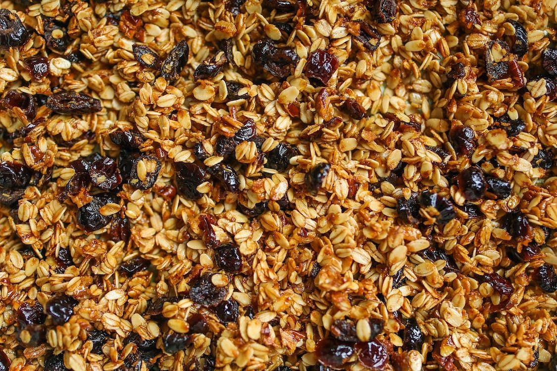 Granola with healthy fats helps reduce LDL cholesterol. (Image via pexels/Polina Tankilevich)